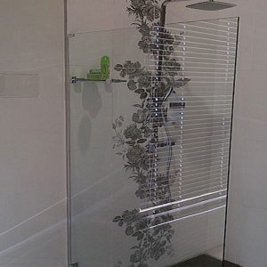 Frameless Screen With Glass Stabilizing Shelf