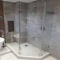 Framelss Pentagonal enclosure with two glass shelves for stability